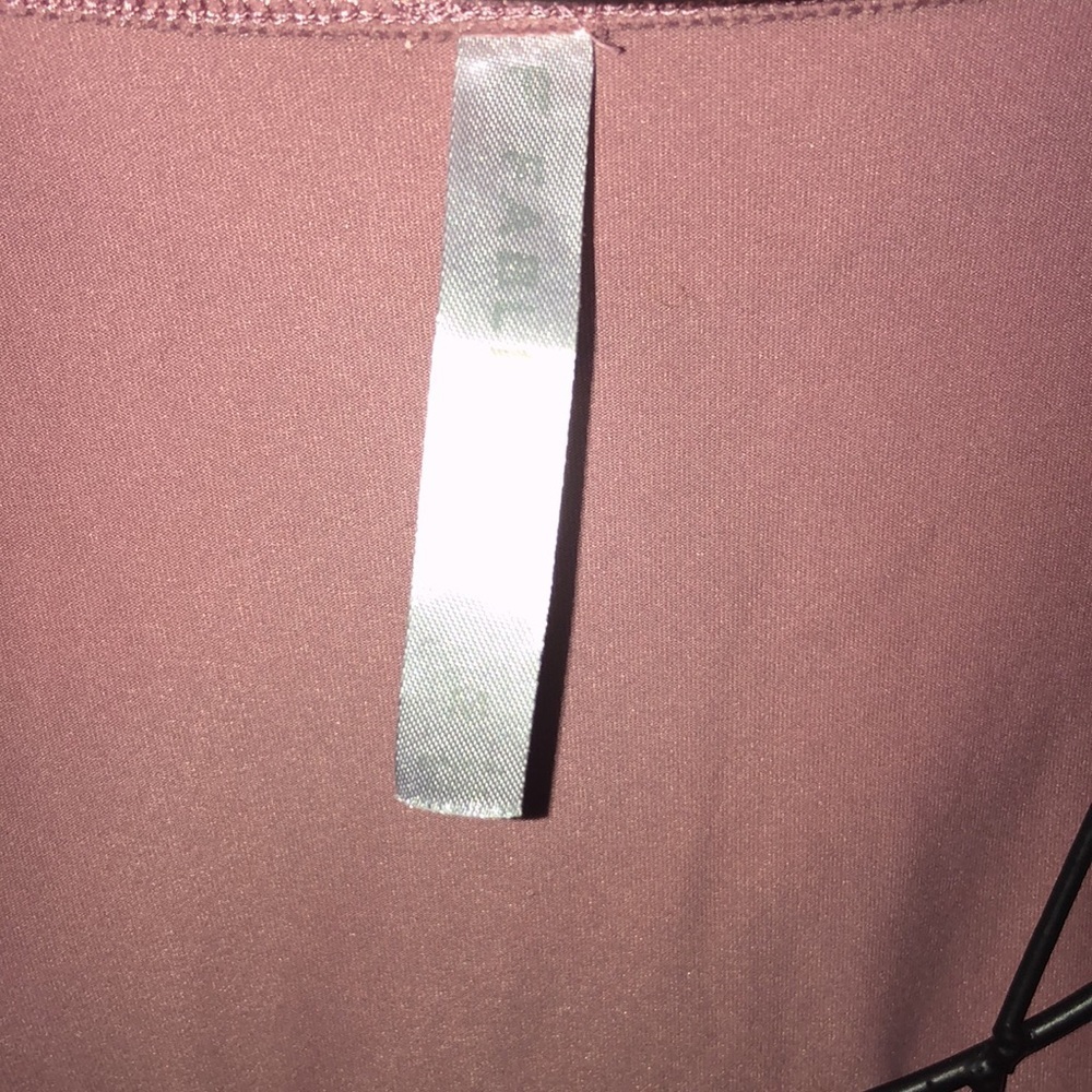 Fabletics Cashel Long Sleeve Shirt Adjustable Ruched Sleeve Orchid Pink Medium​​ - Picture 5 of 9